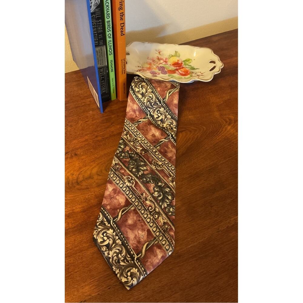 Bill Blass Paisley Classic & Elegant Silk Necktie 100% Silk Browns Beiges